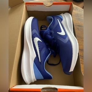 Nike Women’s Downshifter 10 Running Shoes Size 8.5 Blue and white NIB